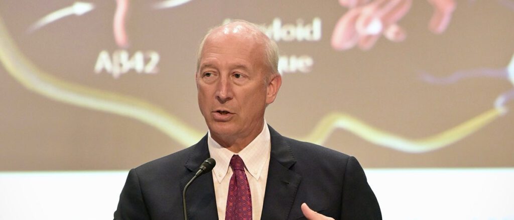 David Holtzman speaks from the lectern.